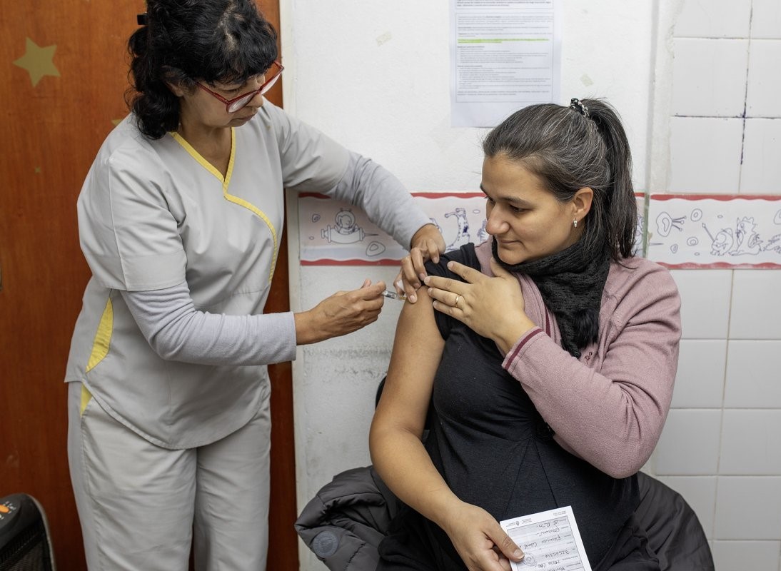 Recuerdan a las embarazadas que hasta el 31 de octubre pueden vacunarse contra el Virus Sincicial Respiratorio