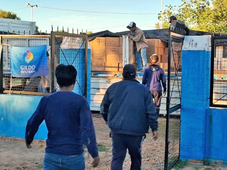 Las Lomitas: El Gobierno provincial concretó una nueva entrega de cajas alimentarias a las que se sumaron las bolsas navideñas