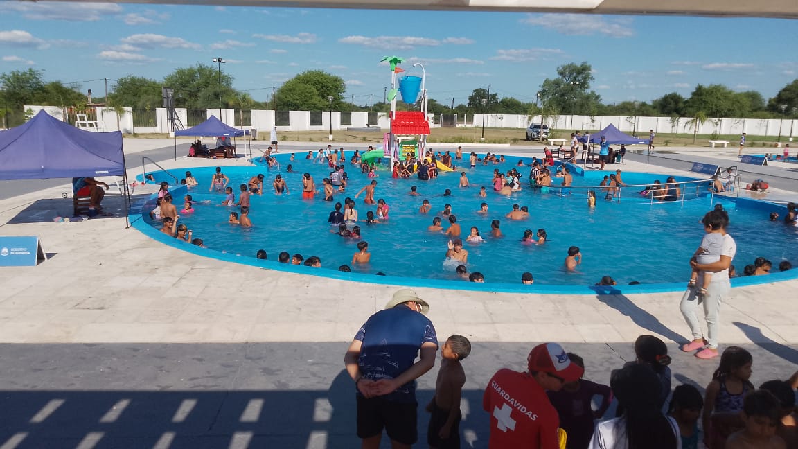 Se vivió una tarde de juegos y desafíos con la llegada de “La hora feliz” al Parque Acuático de Las Lomitas