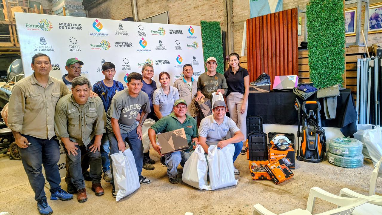 El Ministerio de Turismo hizo entrega de indumentaria y equipamiento técnico al personal de logística