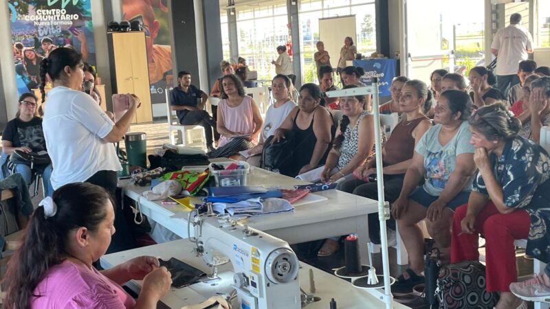 De cara al comienzo de clases, capacitaron en costura y confección de cartucheras