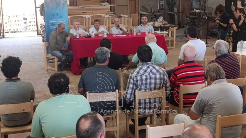 Fortalecimiento al sector industrial maderero: El Gobierno de Formosa firmó convenio para la provisión de mobiliario escolar