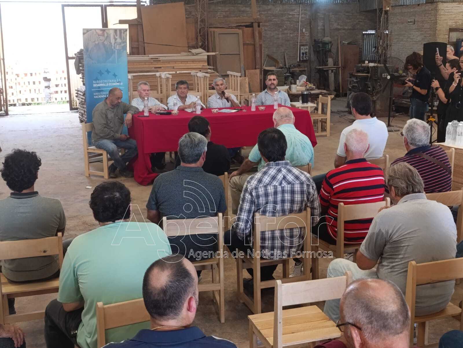 Fortalecimiento al sector industrial maderero: El Gobierno de Formosa firmó convenio para la provisión de mobiliario escolar