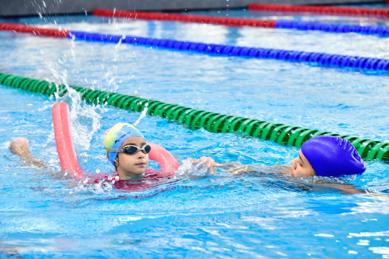 Se realizó el Primer Encuentro de Escuelas de Natación en la Pileta Olímpica provincial