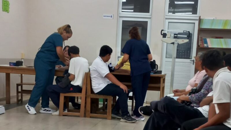 Más de un centenar de estudiantes secundarios de Villa Escolar recibieron controles completos de salud