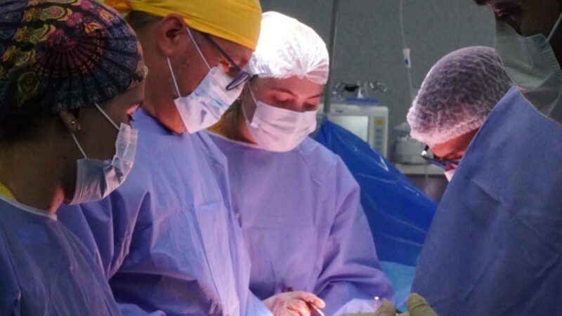 Traumatología del HAC realizó colocación de prótesis oncológica de cadera en paciente derivada del interior