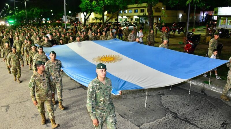 Emotiva marcha de antorchas y vigilia en homenaje a los héroes de Malvinas