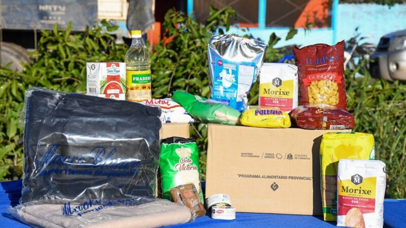 Por las bajas temperaturas, la entrega de cajas alimentarias realizada en el Namqom fue acompañada por una frazada