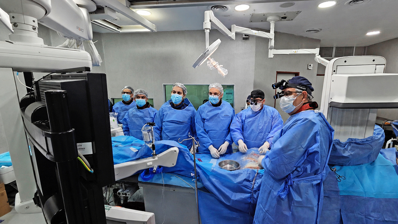 El HAC realizó por primera vez en Argentina el implante de una nueva endoprótesis de aorta abdominal