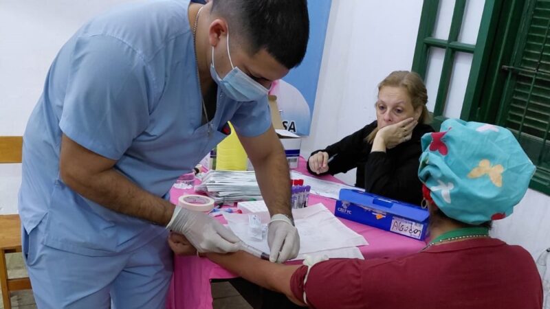 Controles de laboratorio para adultos mayores en la Casa de la Solidaridad del barrio San Juan Bautista